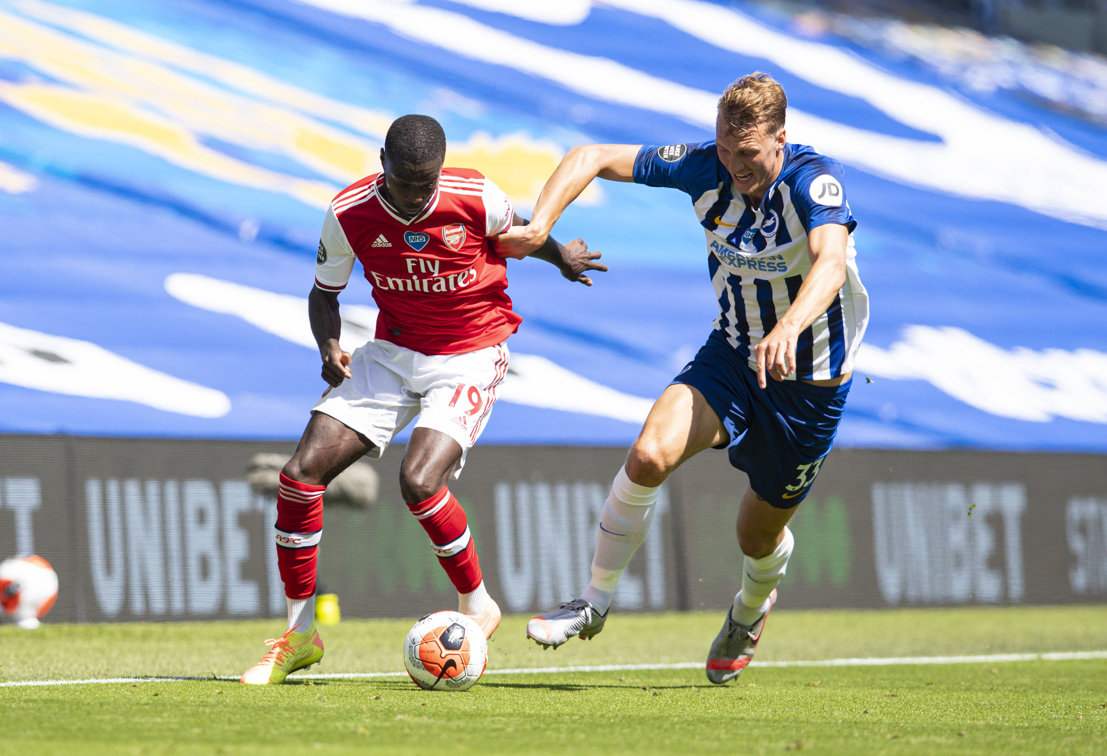  田径赛场再起风云：闽南赤兔队险胜江畔火箭队，赛场气氛火爆关键战拿下信心