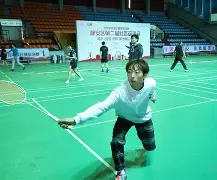 羽毛球赛场再起风云：北城赤兔队险胜关东火箭队，赛场气氛火爆细节处理更胜一筹(羽毛球赛场上的拼搏精神词句)